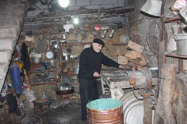 Siirt’te Bakırcılık Kaybolmaya Yüz Tutmuş Meslekler Arasına Girdi