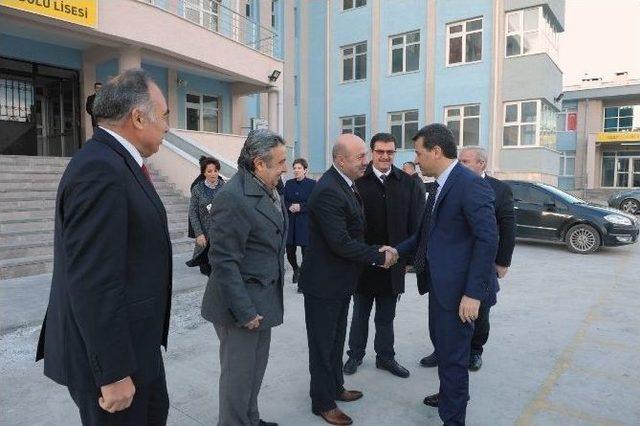 Vali Çelik, Sabiha Gökçen Mesleki Ve Anadolu Teknik Lisesi’ni Ziyaret Etti