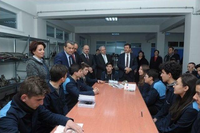 Vali Çelik, Sabiha Gökçen Mesleki Ve Anadolu Teknik Lisesi’ni Ziyaret Etti