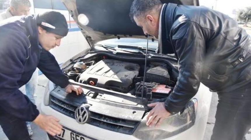 &Uuml;ş&uuml;yen Kedi Otomobil Motoruna Girdi