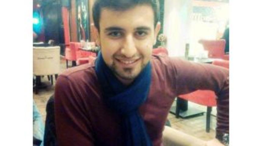 Direğe &Ccedil;arpan Otomobilin S&uuml;r&uuml;c&uuml;s&uuml; &Ouml;ld&uuml;