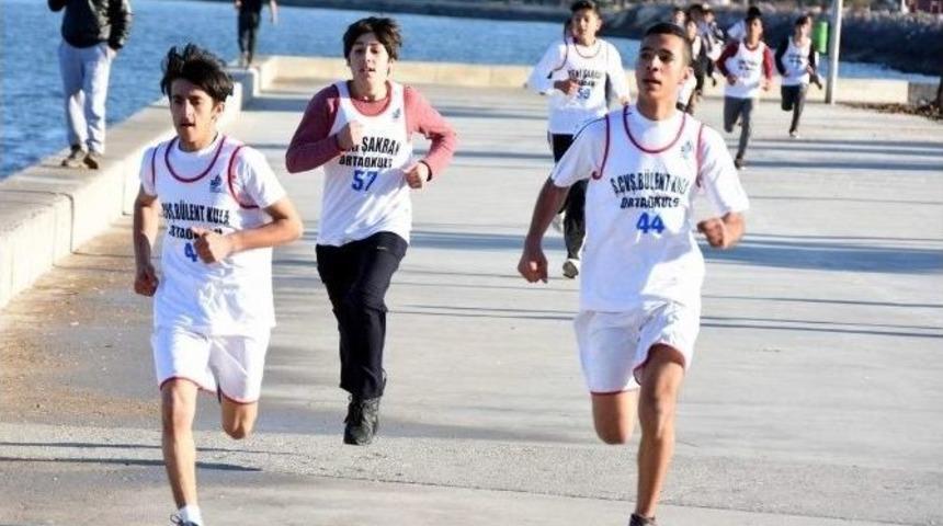 Aliağa’da ’atatürk Yol Koşusu’na Yoğun İlgi
