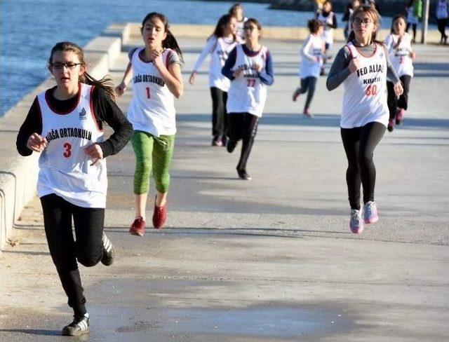 Aliağa’da ’atatürk Yol Koşusu’na Yoğun İlgi