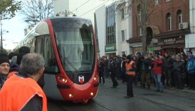 Tramvayın Çarptığı Vatandaş Hayatını Kaybetti