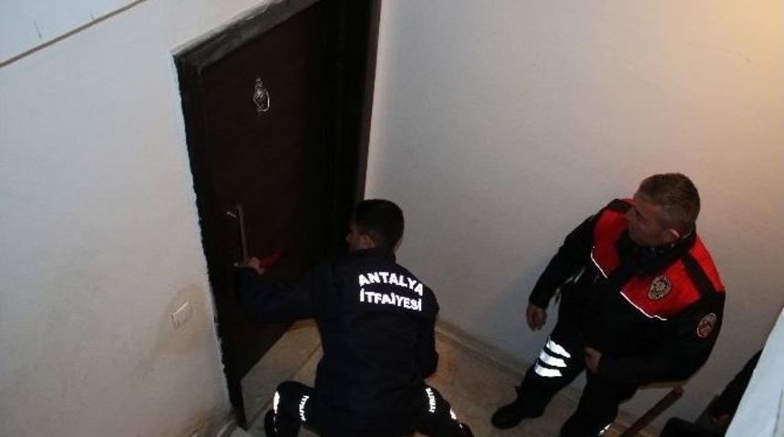 Asırlık Nineyi Polis Ve İtfaiye Kurtardı