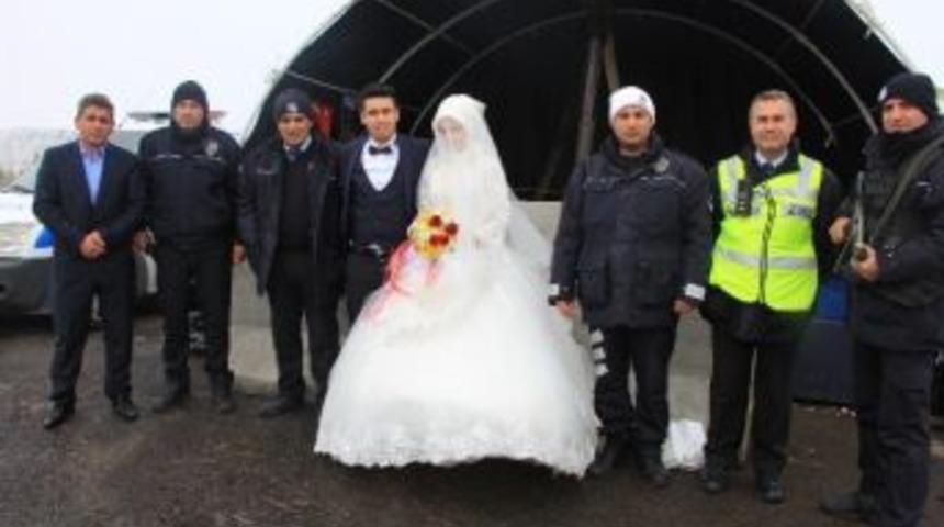 Yeni Evlenen &Ccedil;ift Polis Kontrol Noktasını Ziyaret Etti