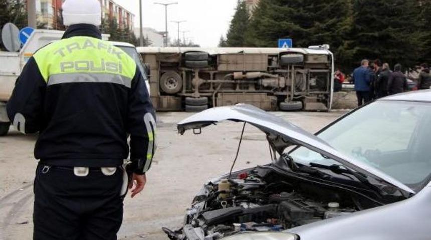 Bolu'da Otomobil Ve Midib&uuml;s &Ccedil;arpıştı: 2 Yaralı