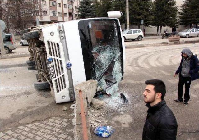 Bolu'da Otomobil Ve Midibüs Çarpıştı: 2 Yaralı