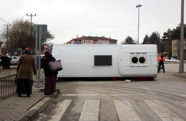 Bolu'da Otomobil Ve Midibüs Çarpıştı: 2 Yaralı