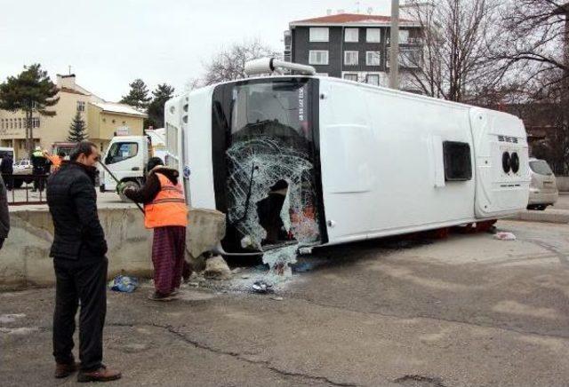 Bolu'da Otomobil Ve Midibüs Çarpıştı: 2 Yaralı