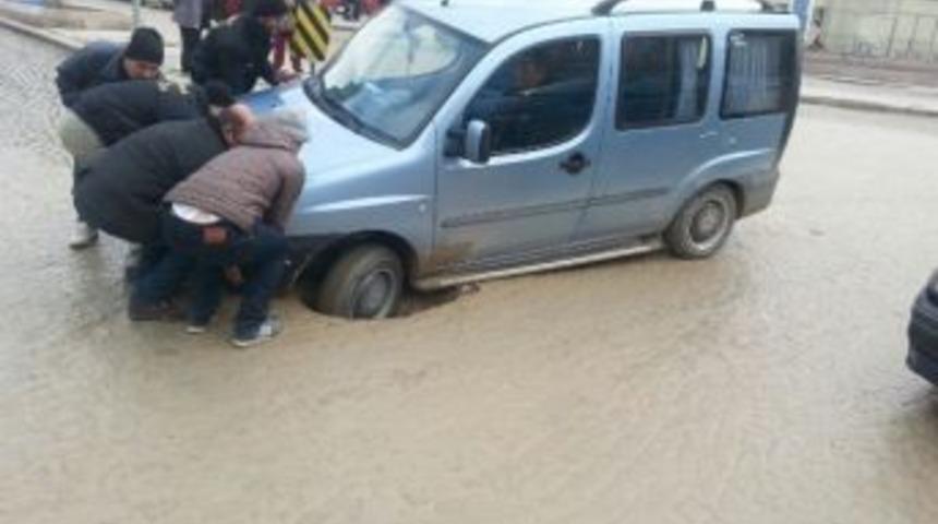 Seyir Halinde İken Asfaltta &Ccedil;&ouml;k&uuml;nt&uuml; Meydana Geldi
