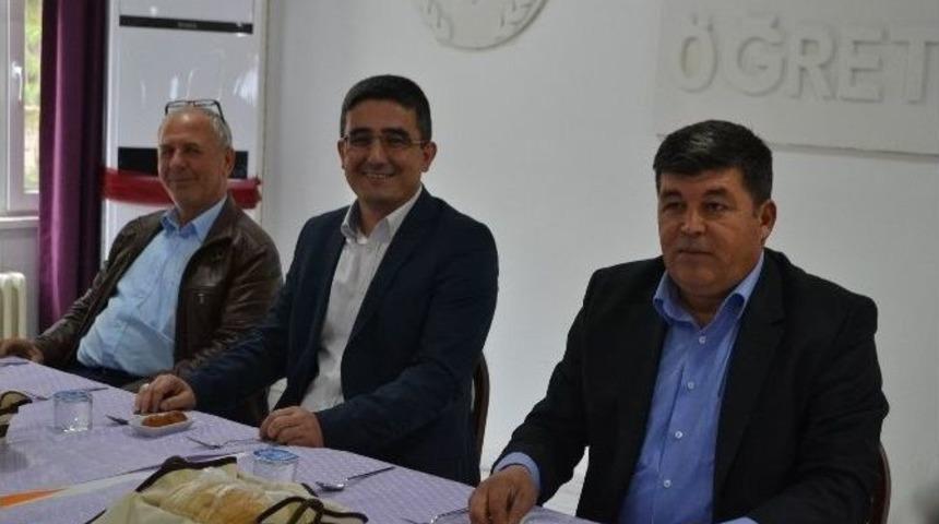 Ak Parti Y&ouml;netimi Muhtarlarla Buluştu