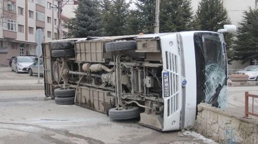 Kaza Yapan İş&ccedil;i Servisi Devrildi