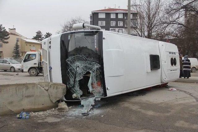 Kaza Yapan İşçi Servisi Devrildi