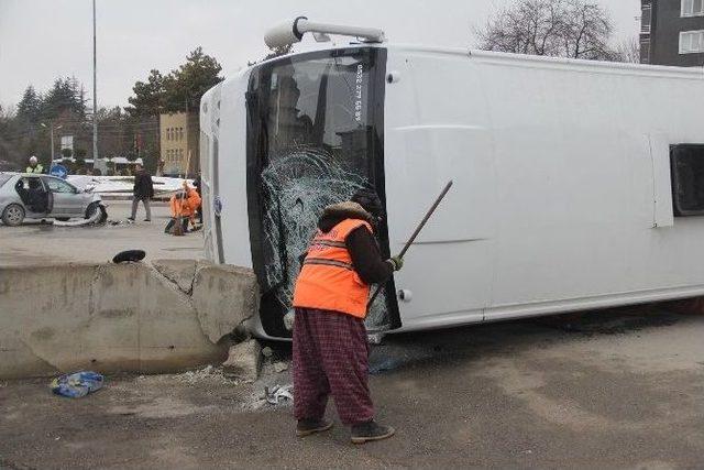 Kaza Yapan İşçi Servisi Devrildi