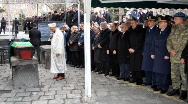 Genelkurmay Başkanı Akar, Dayısının Cenaze Törenine Katıldı