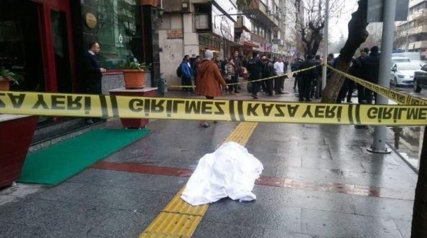 Otelin 6’ncı Katından Düşerek Öldü