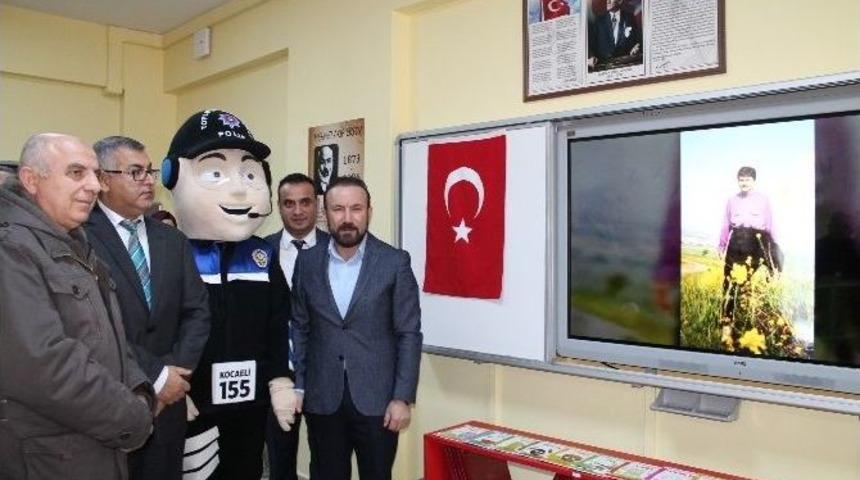 Polisler Şehit Meslektaşları İ&ccedil;in İzmit&rsquo;te K&uuml;t&uuml;phane A&ccedil;tı