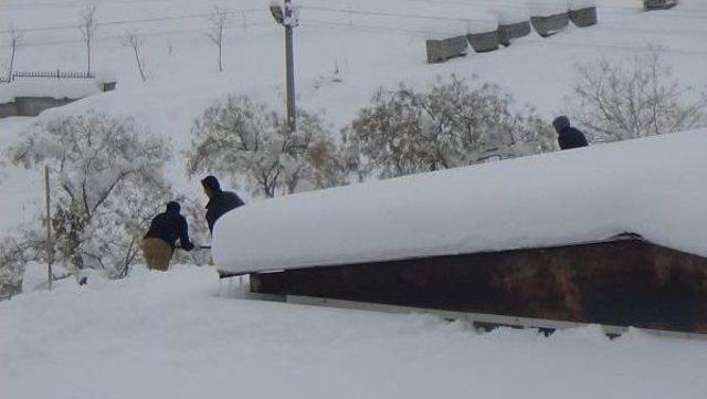 Karaman'da Çatılarda Tehlikeli Kar Temizliği