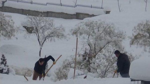 Karaman'da Çatılarda Tehlikeli Kar Temizliği