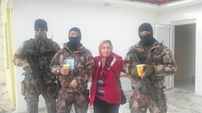 Başbakanı Koruyan Polislere Evinde &Ccedil;orba Hazırlayıp Dağıttı