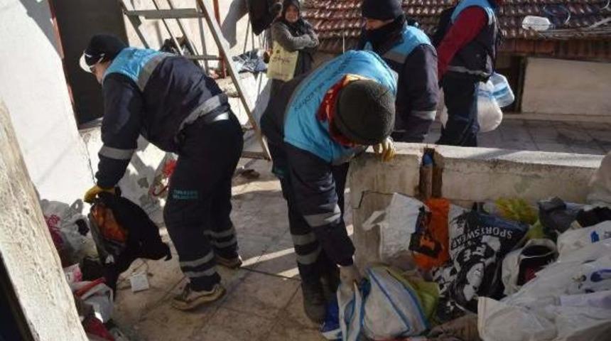 Evden 4 Kamyon &Ccedil;&ouml;p &Ccedil;ıktı