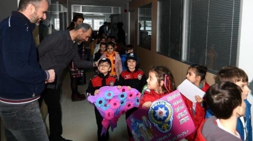 Minik Yüreklerden Polise Destek