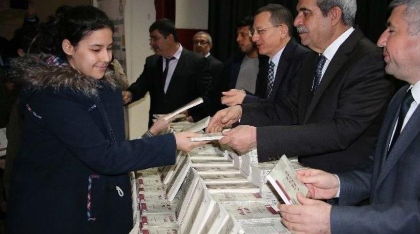 Haliliye Belediyesi Okullarda Kitap Dağıtımını S&uuml;rd&uuml;r&uuml;yor