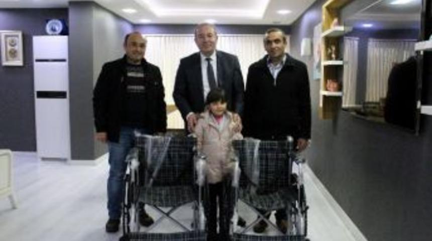 Duyarlı Esnaftan Tekerlekli Sandalye Bağışı