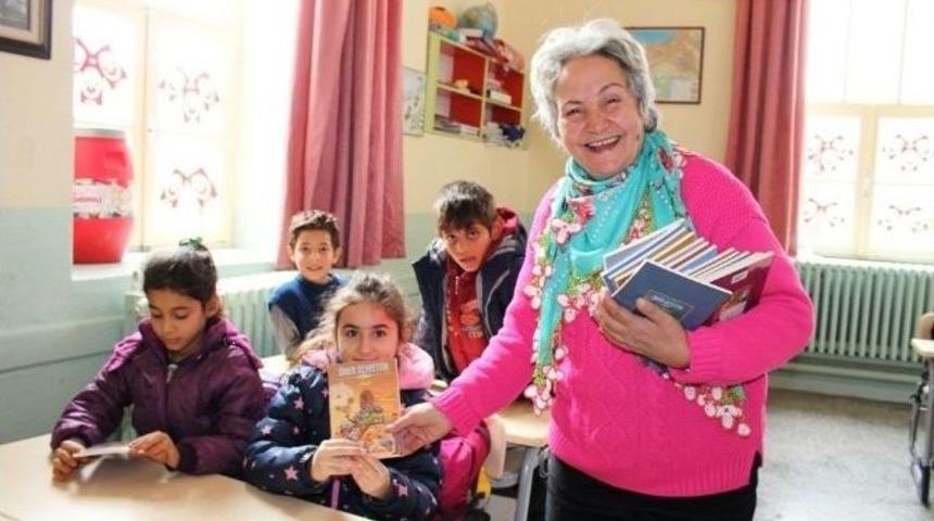 Ayvalık&rsquo;ta Şefkatli Ellerden &Ouml;ğrencilere Kitap Ve Kışlık Ayakkabı Desteği