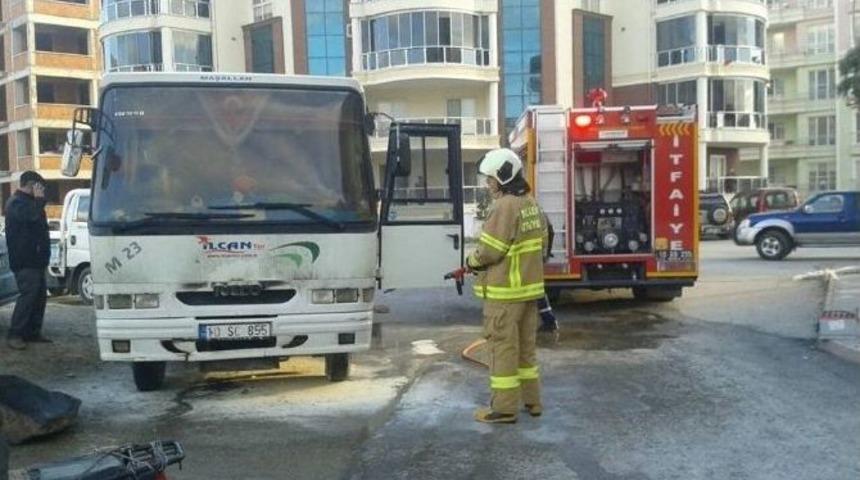 Servis Otob&uuml;s&uuml;nde Yangın &Ccedil;ıktı