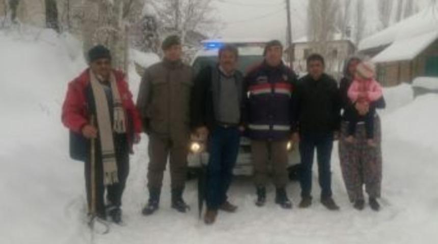 Yolda Mahsur Kalan 5 Kişi Uzun Uğraşlar Sonucunda Kurtarıldı