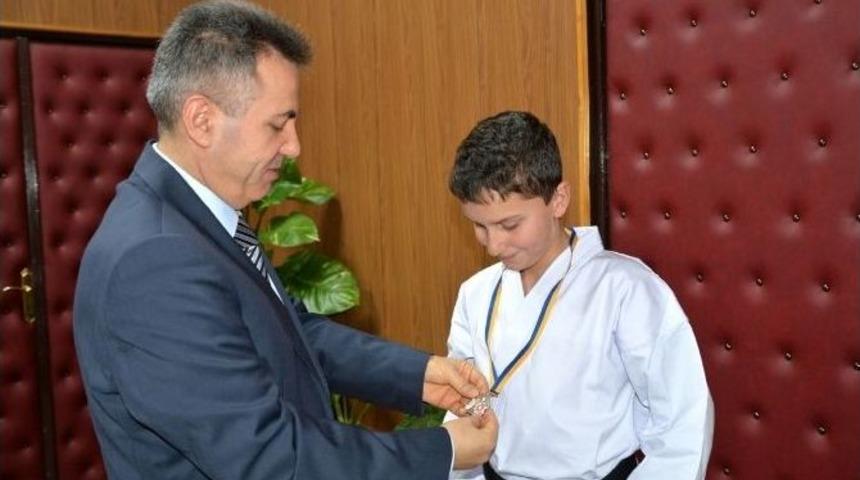 Vali Elban, Karate Avrupa İkincisi &Ouml;d&uuml;llendirildi