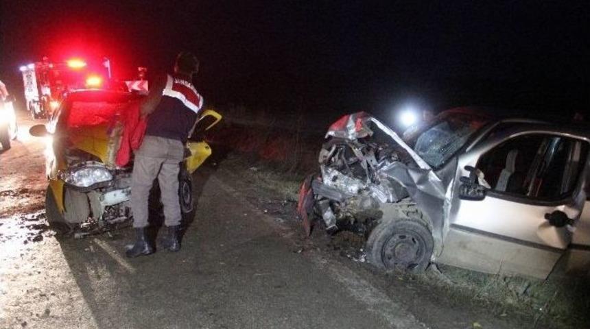 Taksiyle Ticari Ara&ccedil; &Ccedil;arpıştı: 7 Yaralı