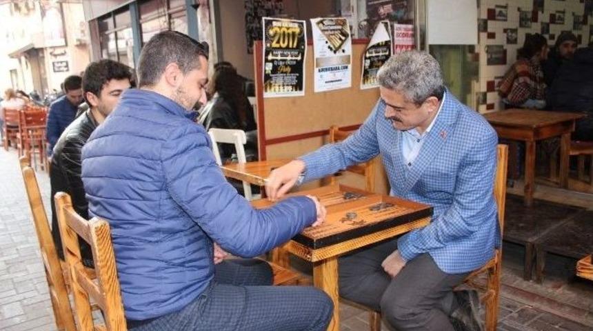Haluk Başkan Gen&ccedil;lerle Tavla Oynadı