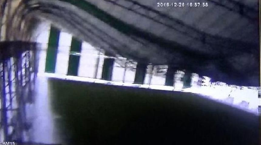 Karaman'da Kar Yağışı Nedeniyle Bazı Işyerlerinin &Ccedil;atıları &Ccedil;&ouml;kt&uuml;