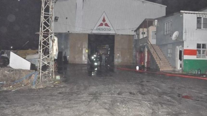 Branda Fabrikasının &Ccedil;atısında &Ccedil;ıkan Yangına &Ccedil;ok Sayıda İtfaiye M&uuml;dahale Etti