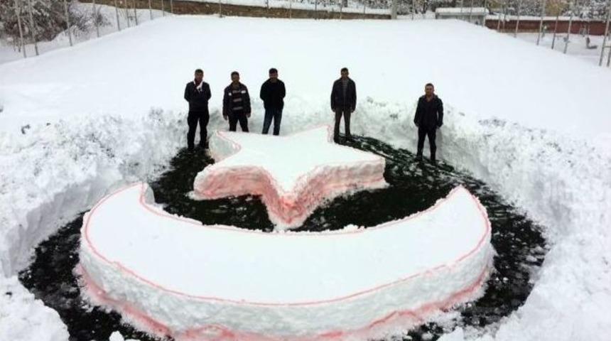 Gen&ccedil;ler Halı Sahaya Biriken Kardan Ay Yıldız &Ccedil;izdi