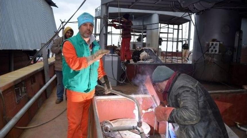 Son Olarak İnşa Edilen Balıkçı Teknesi Denize İnmeye Hazırlanıyor