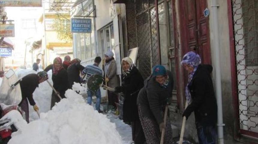 Kadın Iş&ccedil;ilerden Kar Temizliği