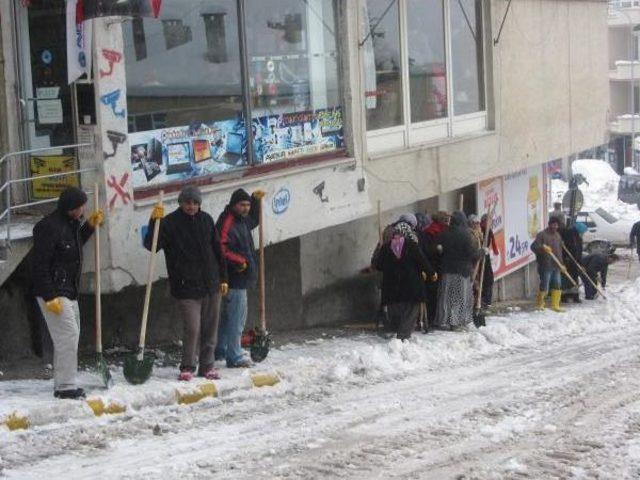 Kadın Işçilerden Kar Temizliği