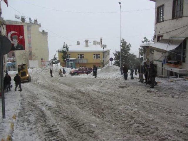 Kadın Işçilerden Kar Temizliği