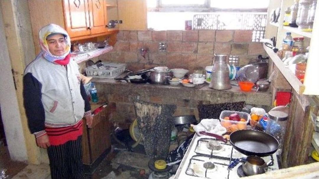 Yağıştan Evlerinin &Ccedil;atısı &Ccedil;&ouml;ken Aile &Ouml;l&uuml;mden D&ouml;nd&uuml;