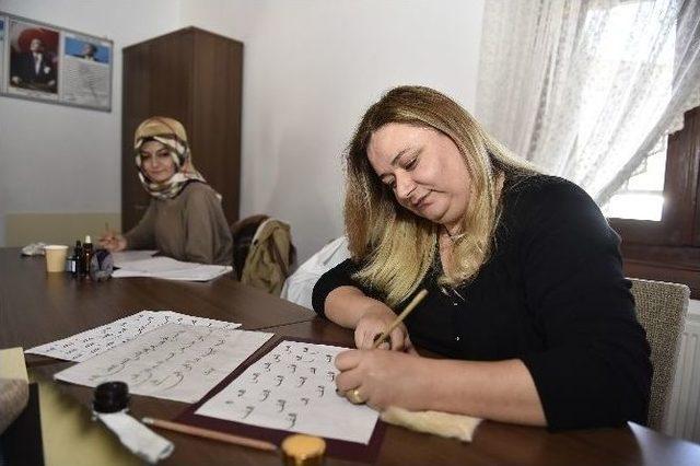 Hat Ve Tezhip’in En Güzel Örnekleri Belmek’lerde