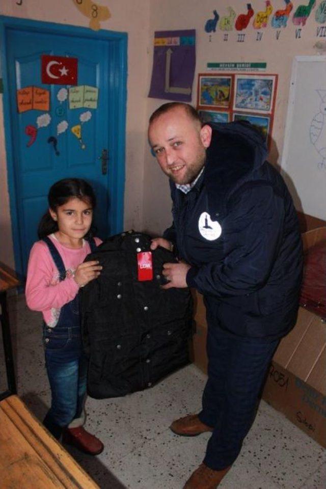 Şırnak'ta Terör Mağduru Çocuklara Tır Dolusu Giysi Yardımı