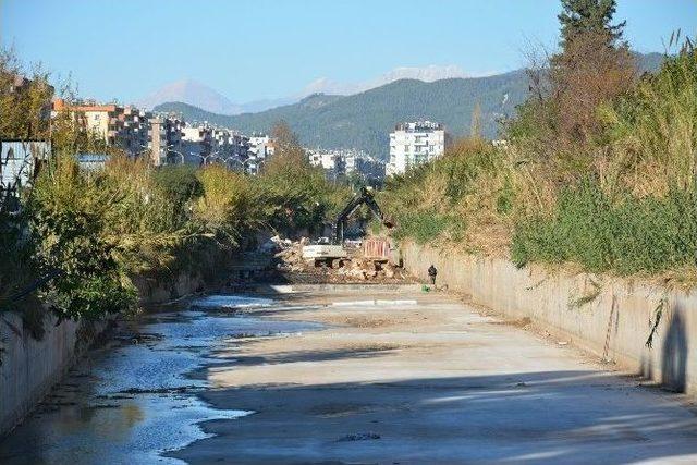 Coşkun, Kumluca Gavur Deresindeki Çalışmaları İnceledi