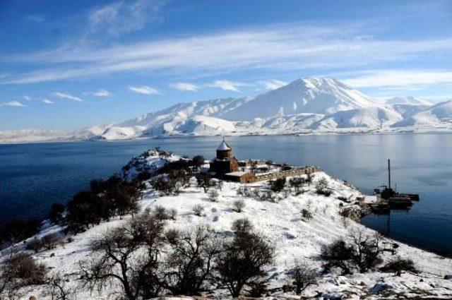 Van'da 'akdamar Adası Çöl Olmasın' Kampanyası