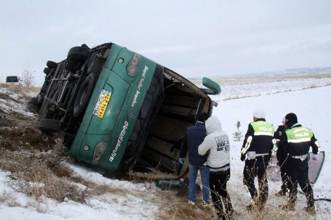 Yozgat&rsquo;ta İranlı Turistleri Taşıyan Otob&uuml;s Devrildi: 6 Yaralı