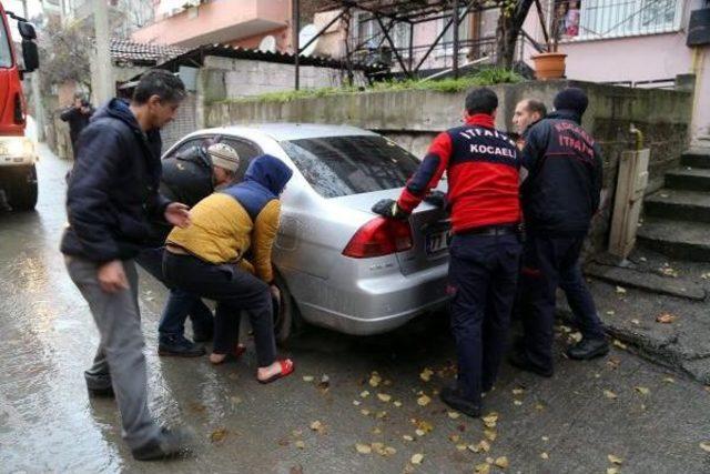 Otomobil Ile Duvar Arasına Sıkışan Köpeği Itfaiye Kurtardı 2