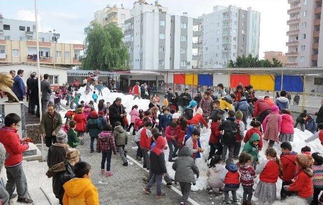 Sahil İlçesi Erdemli’de Minik Öğrencilerin ’dökme Kar’ Eğlencesi